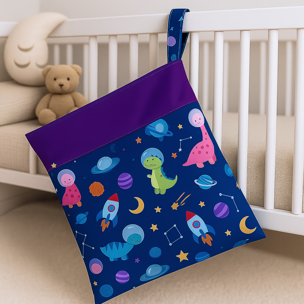 Wet bag airenso con stampa spazio appesa a un lettino