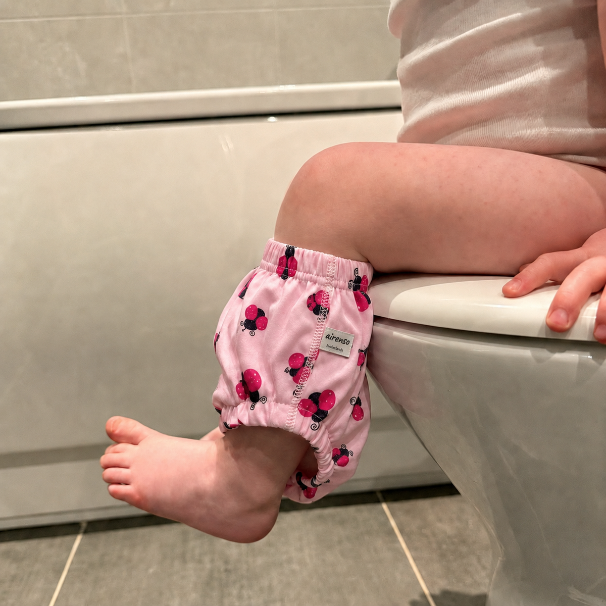 Bambino sul water con mutandine di apprendimento airenso con stampa coccinelle