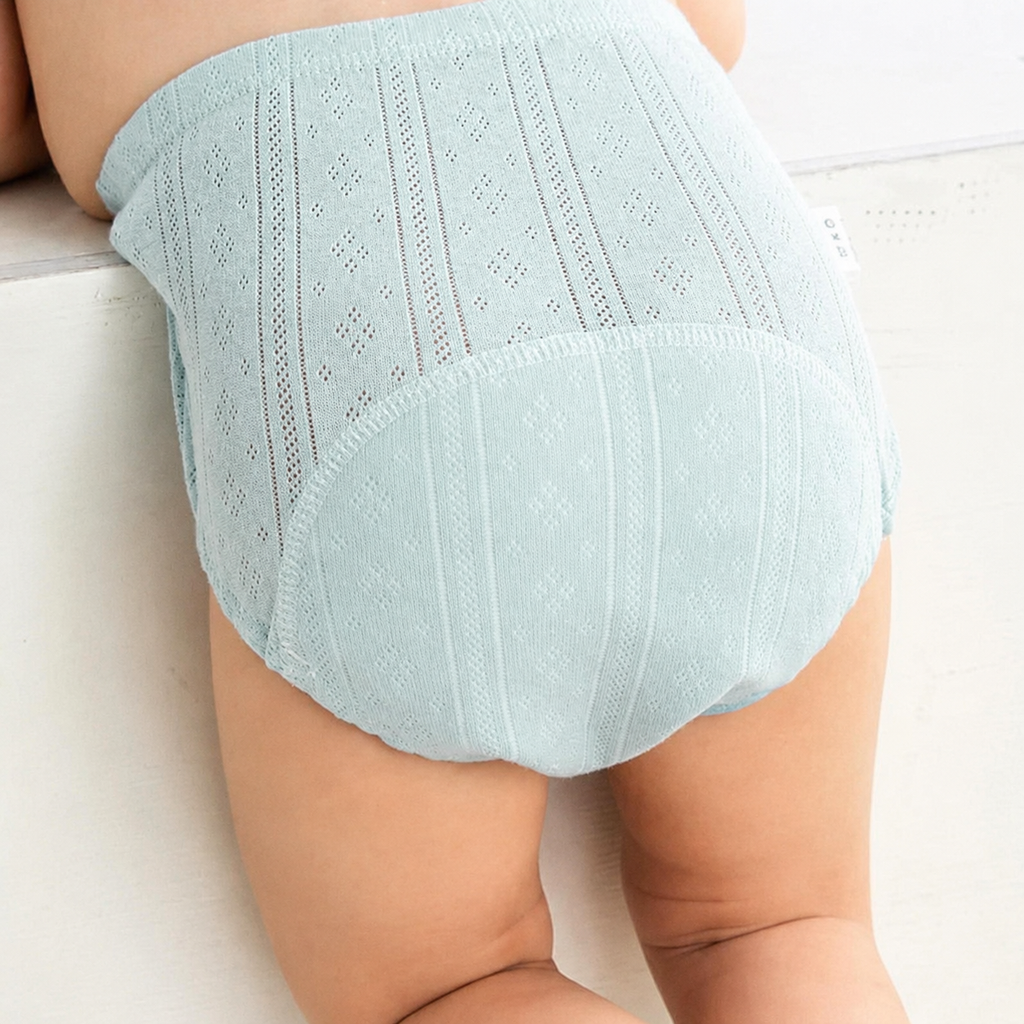 Bambino con mutandine di apprendimento verde menta in cotone, vista da dietro