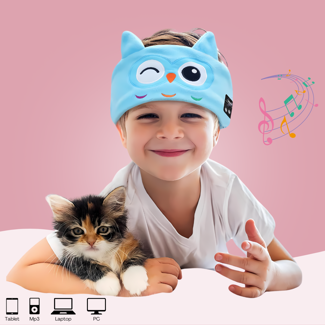 Bambino con la mascherina bluetooth gufo blu e un gattino