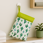 Wet bag airenso con stampa cactus appesa a un gancio