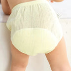 Bambino con mutandine di apprendimento gialle in cotone, vista da dietro