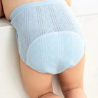 Bambino con mutandine di apprendimento azzurre in cotone, vista da dietro
