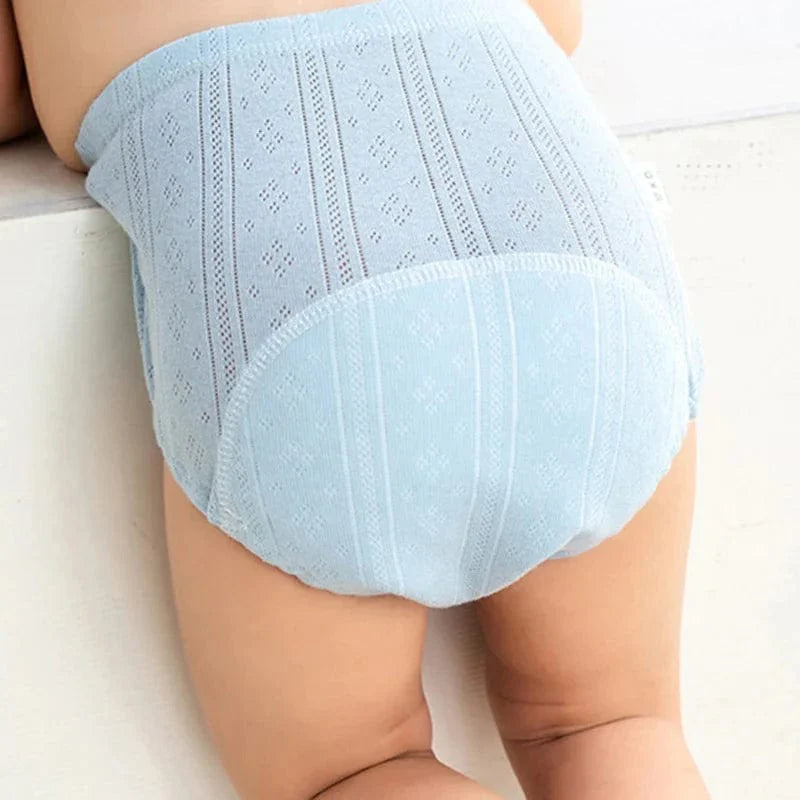Bambino con mutandine di apprendimento azzurre in cotone, vista da dietro